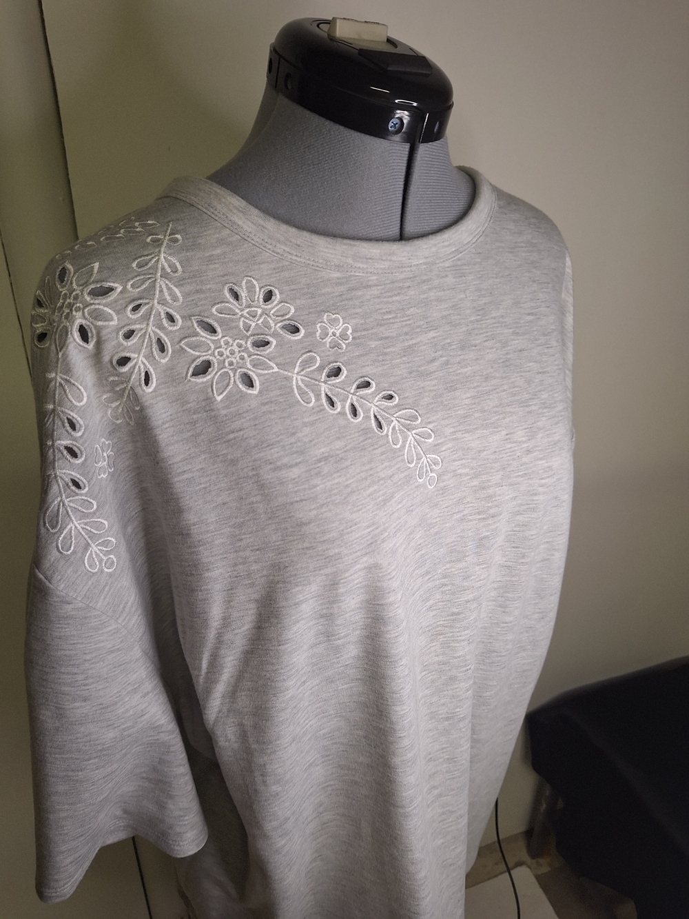 Vera Wang Light Gray Embroidered Shoulder Tunic Top - Size XXL